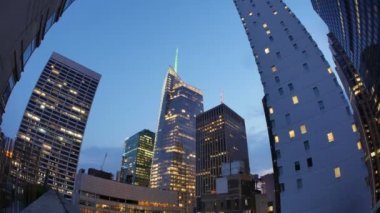 Zaman atlamalı günde banka Amerika Kulesi New York'ta gece görünümüne.