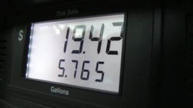 Benzin pompası olusan el vurdu. 4 k Ultrahd.