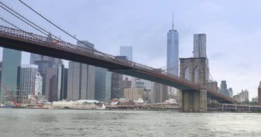 Brooklyn görülen bulutlu bir günde New York şehir manzarası.