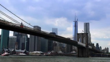 Brooklyn Köprüsü'nün arkasındaki New York silüetinin dramatik bir zaman atlamalı.