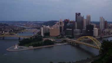 Washington Dağı'nın tepesinden görüldüğü gibi Pittsburgh siluetinin gece saatlerinden geceye dramatik bir gün atlamalı.