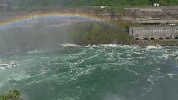 4K Niagara Falls Tourboat Pan Left with Rainbow — Stock Video