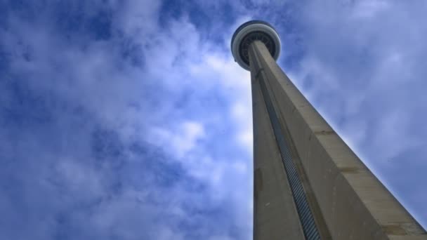 Lasso di tempo angolare basso della torre CN di Toronto 4K — Video Stock