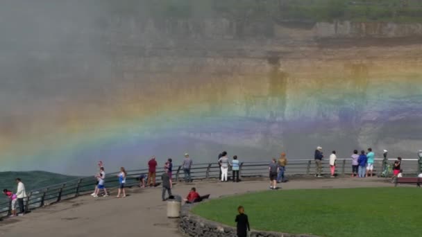 4 k ουράνιο τόξο πέρα από το Niagara πέφτει τουρίστες — Αρχείο Βίντεο