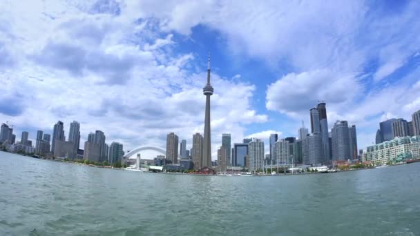 4K Toronto Skyline desde el lago Ontario con CN Tower — Vídeo de stock