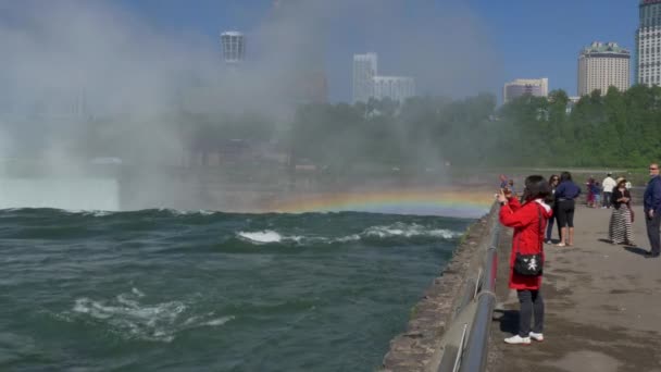 4 k toeristen bij de Niagara Falls — Stockvideo