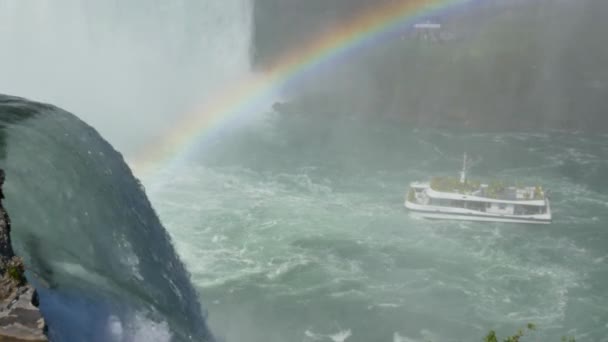 4K Niagara Falls Tour barco e arco-íris — Vídeo de Stock