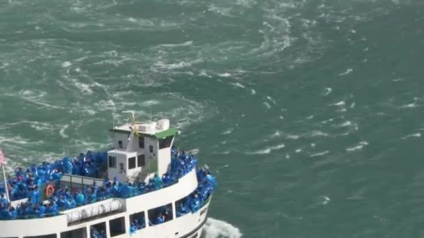 4k piga i dimma turist båten på Niagara Falls — Stockvideo