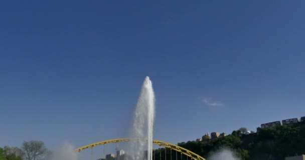 4k Menschen genießen den Brunnen an der Stelle in Pittsburgh 4296 — Stockvideo