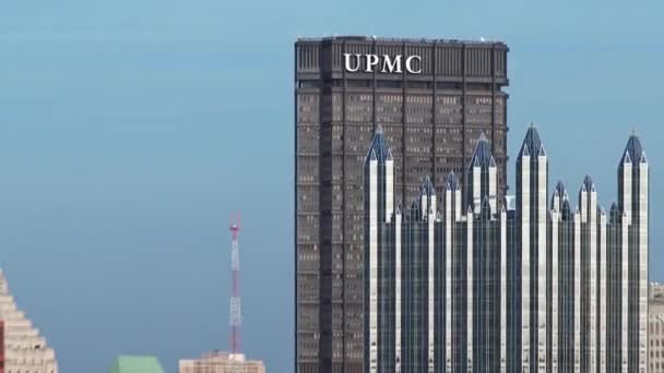 Upmc 建设到匹兹堡天际线变焦。在 4 k Ultrahd。可能是适合仅用于编辑. — 图库视频影像