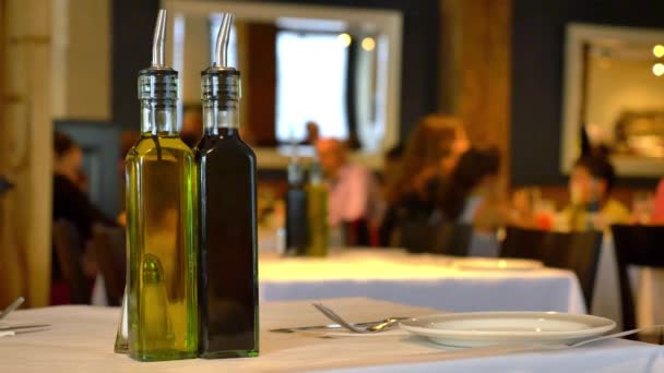 Бутылки на столе в ресторане на заднем плане — стоковое видео