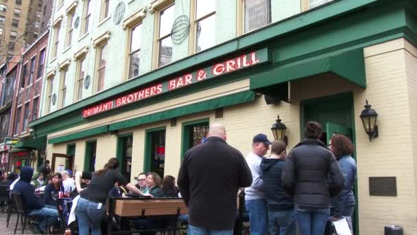 Patrons wait in line to get in to Primanti Brothers Bar and Grill — Stock Video