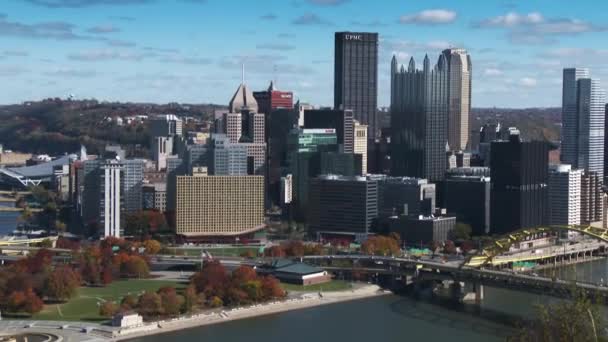 Un zoom lento fuera de vista de Pittsburgh, Pennsylvania. Puede ser adecuado solo para uso editorial o documental. En 4K UltraHD . — Vídeo de stock
