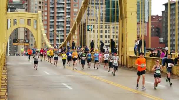 4k Pittsburgh Marathonläufer 4276 — Stockvideo