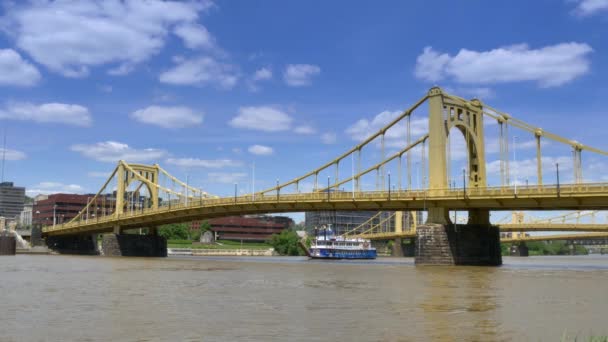 4 k bramy Clipper rzeki łodzi przechodzi pod mostem 4394 — Wideo stockowe