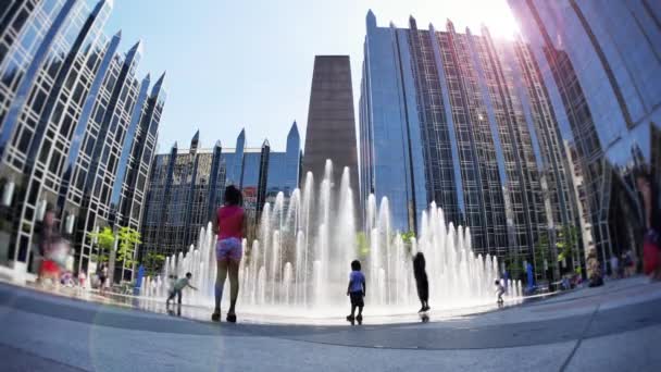 4k Zeitraffer-Ansicht des Brunnens am ppg-Platz — Stockvideo