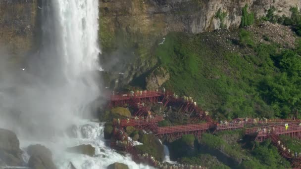 4K туристи в печері вітрів — стокове відео