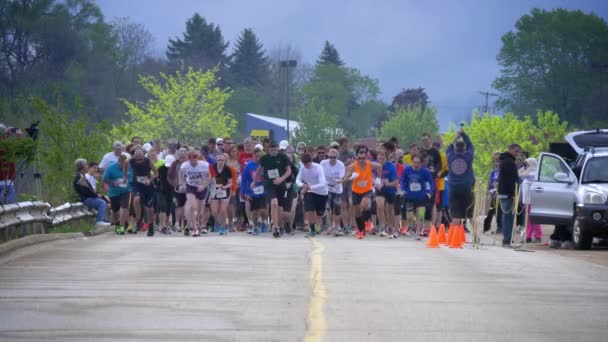 4K Marathon Runners línea de salida 4335 — Vídeo de stock