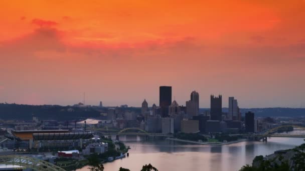 Una dramática salida del sol sobre Pittsburgh, Pensilvania — Vídeo de stock