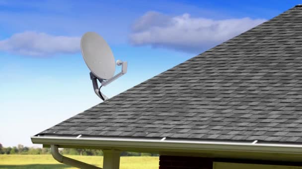 Piatto satellitare Ditch Off Roof — Video Stock