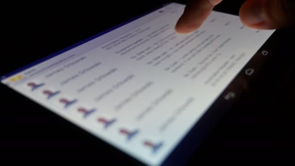 Überprüfung von E-Mails auf einem Touchscreen-Tablet-PC — Stockvideo