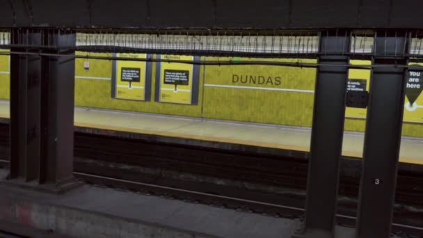 4K Toronto Subway chega na plataforma de rua Dundas — Vídeo de Stock