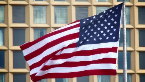 Una bandera americana ondeando en el viento en el centro de Pittsburgh . — Vídeo de stock