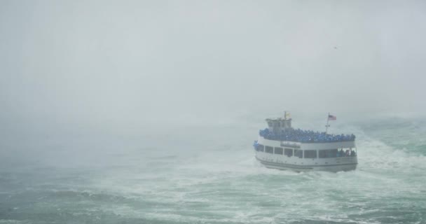 4k služka mlha turistických lodí v Niagara Falls — Stock video