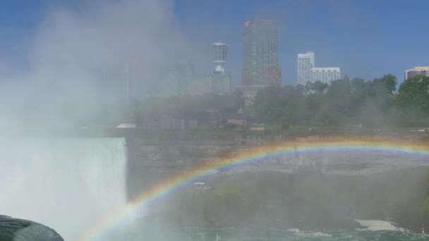 4k Niagara Falls Tourboat Tilt naar beneden met regenboog — Stockvideo