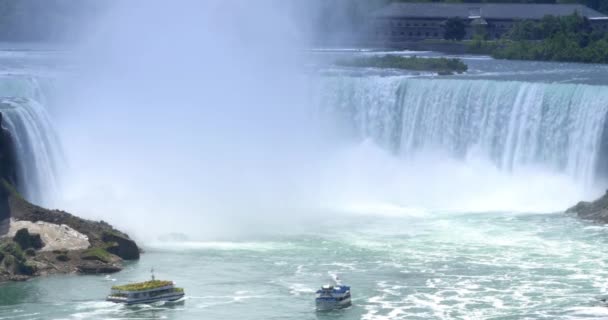4k Niagara fällt Einspielung mit Tourenbooten im Vordergrund — Stockvideo