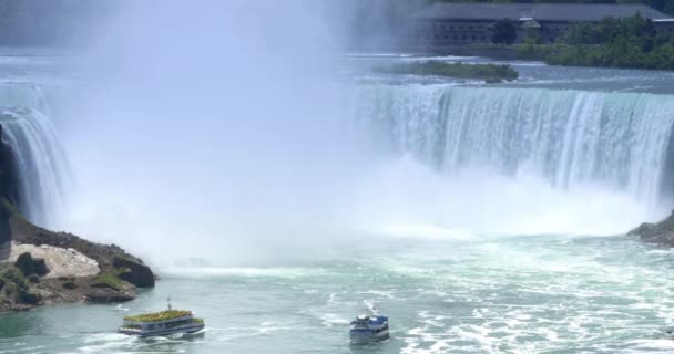 Cataratas do Niágara 4K estabelecendo tiro com barcos turísticos em primeiro plano — Vídeo de Stock