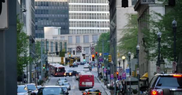 4k centrum Pittsburgh drukke kruispunt 4309 — Stockvideo