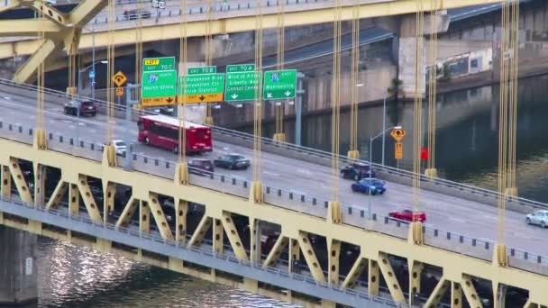 Verkeersstromen over het Fort Pitt brug in Pittsburgh, Pennsylvania. In 4 k Ultrahd. — Stockvideo