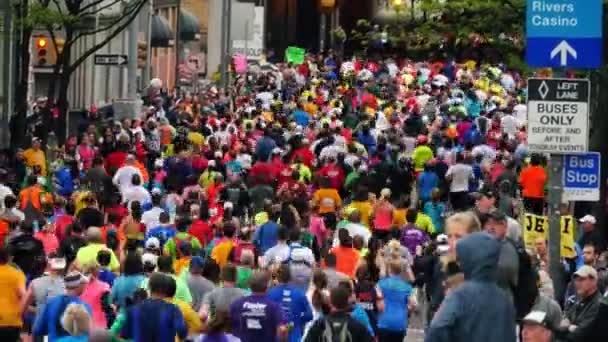 Zee van Pittsburgh marathonlopers — Stockvideo