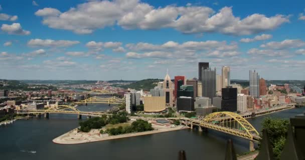 Sommertag über Pittsburgh — Stockvideo