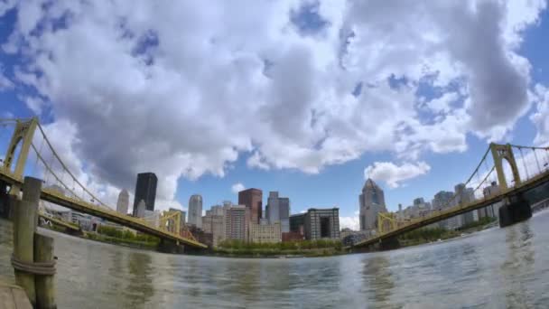 En fisk tid förflutit vy över floden aktivitet på Pittsburgh's north shore. — Stockvideo