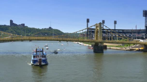 Tráfico fluvial 4K Pittsburgh Establecimiento de tiro — Vídeo de stock