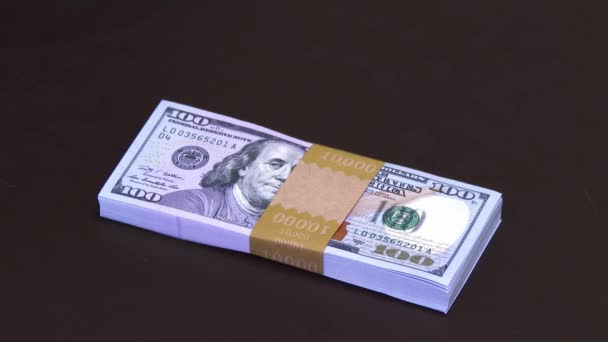 Een stapel van 40.000 dollar in nieuwe 100 dollar bills wordt gestapeld op een bureau. — Stockvideo