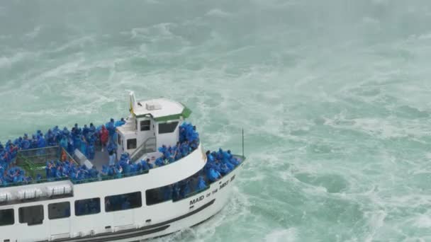 4K Mucama del barco turístico de niebla en las cataratas del Niágara — Vídeo de stock