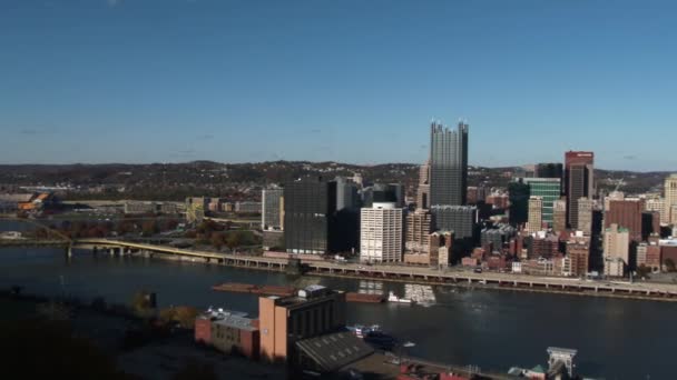 A slow pan of the Pittsburgh skyline.  May be suitable for editorial or documentary use only.  In 4K UltraHD. — Stock Video