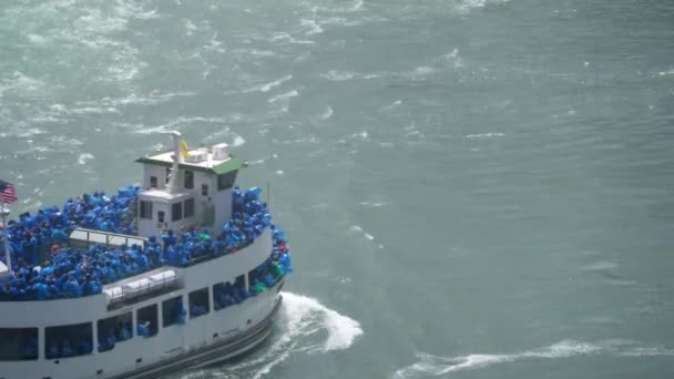 4K Mucama del barco turístico de niebla en las cataratas del Niágara — Vídeo de stock