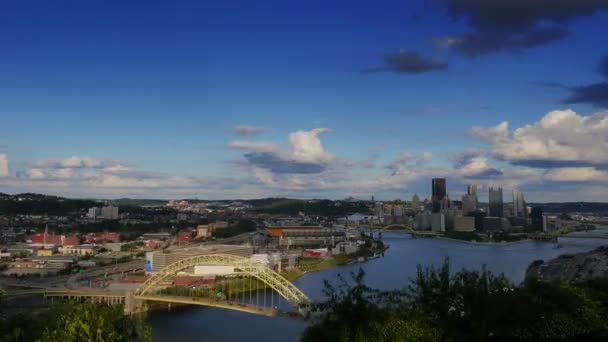 Una toma de lapso de tiempo del horizonte de la ciudad de Pittsburgh como se ve desde el West End Overlook en una tarde de otoño . — Vídeos de Stock