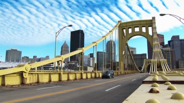 Tráfego passa sobre a ponte Andy Warhol no centro de Pittsburgh, PA . — Vídeo de Stock