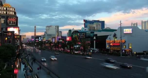 Ocupado intersección de Las Vegas por la noche . — Vídeos de Stock