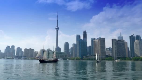 4K Toronto skyline från Lake Ontario med tall ships och CN Tower — Stockvideo