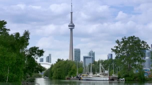 4K Marina en la isla de Toronto con CN Tower en segundo plano — Vídeo de stock