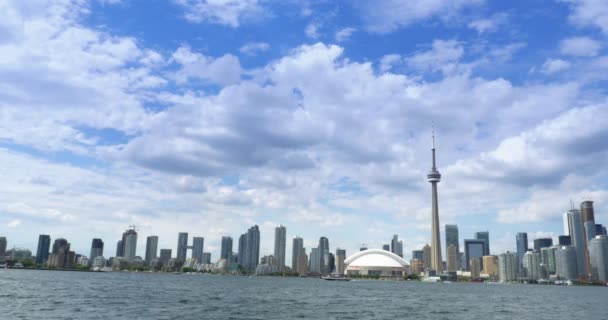 4k Wide shot Toronto skyline van Lake Ontario en CN Tower — Stockvideo