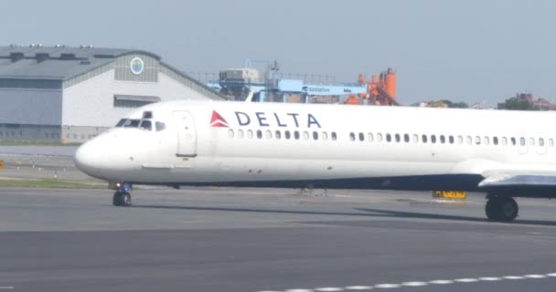 4K Delta Airliner Taxis on Runway — Stock Video