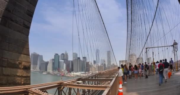 4K POV Caminando por el puente de Brooklyn — Vídeos de Stock