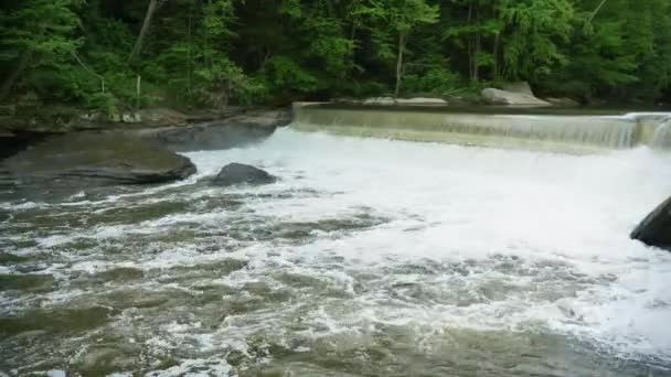 4 k vattenfall och täckta bron vid Mcconnells kvarn State Park 4356 — Stockvideo